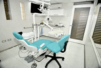 Consultorio 3 con sillón dental y mueble de instrumental